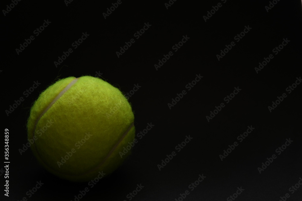 テニスボール　背景黒