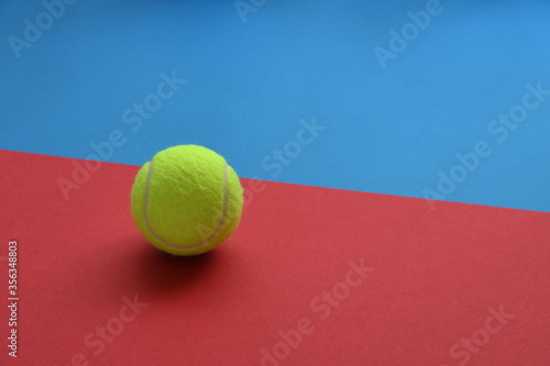 テニスボール　背景赤と青 © makoto photo