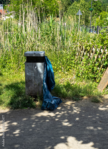 Obraz na płótnie Müllcontainer w salonie