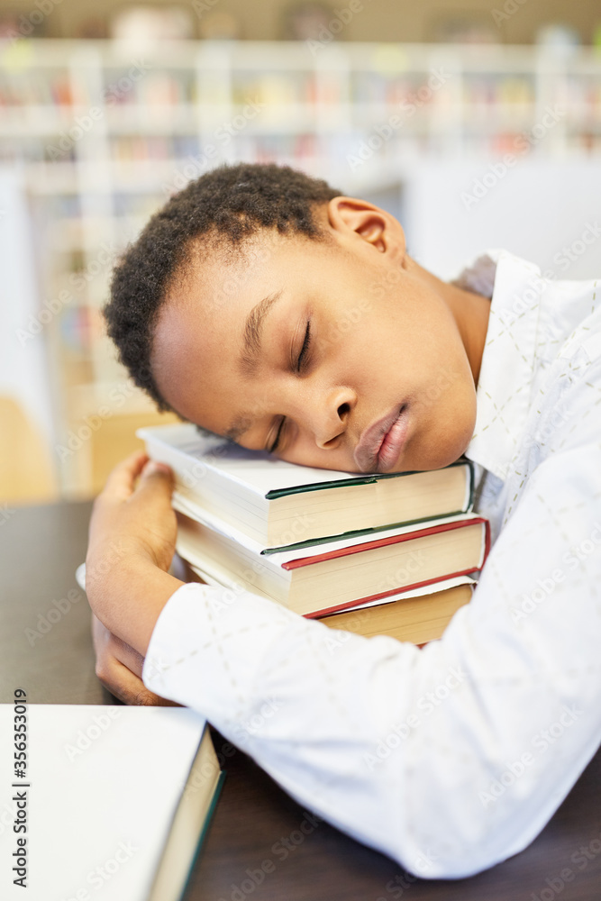 Schüler in der Bibliothek der Schule schläft Schüler in der Bibliothek der Schule schläft