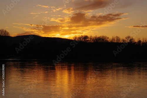 Fototapeta Naklejka Na Ścianę i Meble -  Golden Sunset on the river