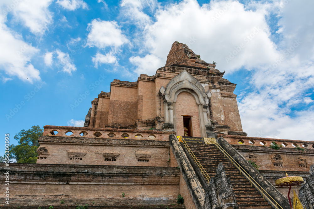 Fototapeta premium Wat Chedi Luang in Chiang Mai, Thailand
