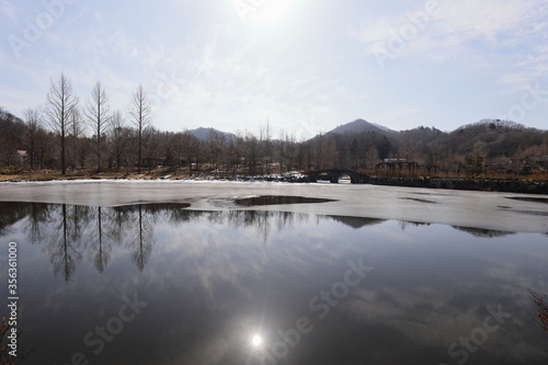 冬の景色、氷が張った池 © Takeru