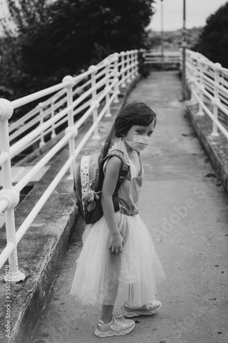 Niña con mascarilla en blanco y negro