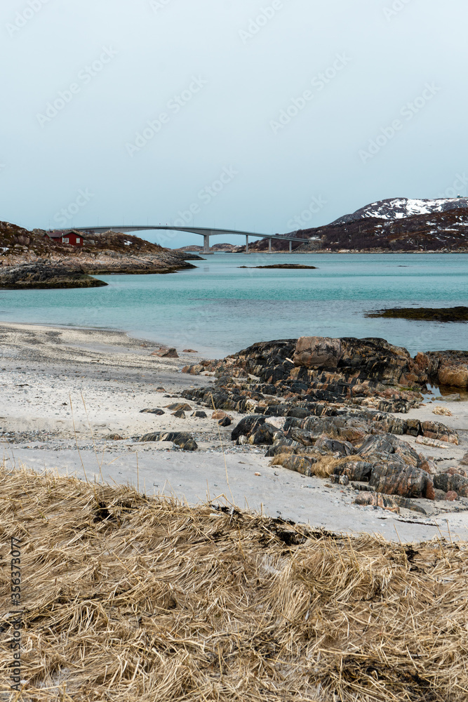 Norweska wyspa Sommaroy - widok na most prowadzący na wyspę - obrazy, fototapety, plakaty 