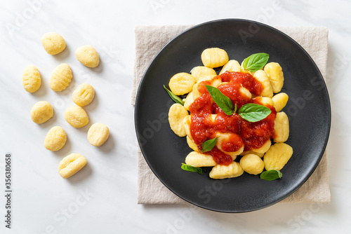 Tableau sur toile gnocchi in tomato sauce with cheese
