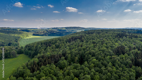 Wald- und Wiesenlandschaft - Luftaufnahme