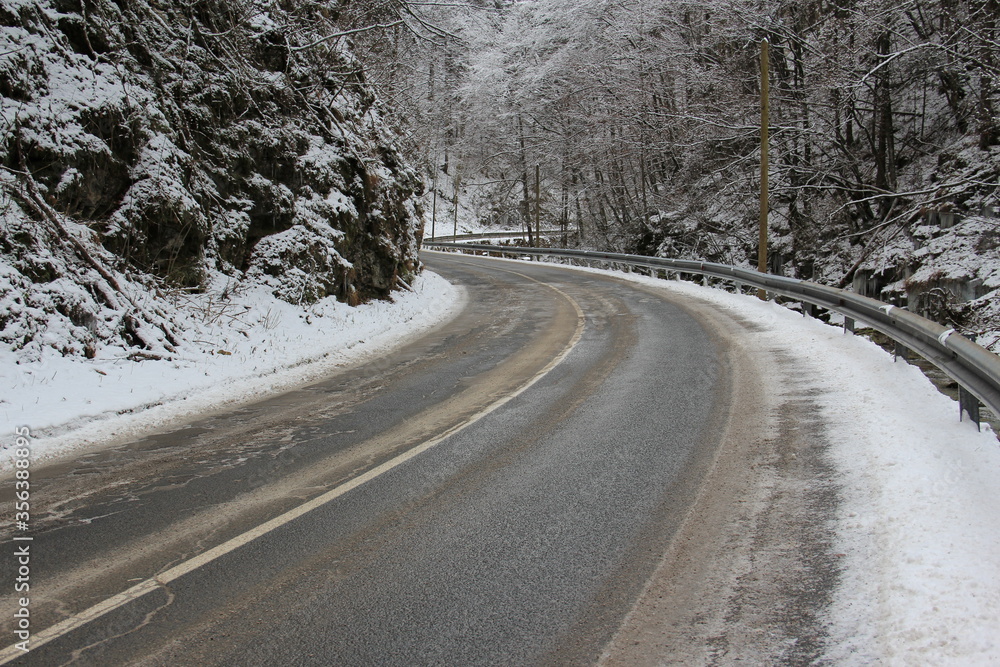 Obraz premium Winter day and a dangerous road.