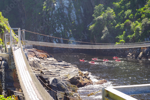 Hängebrücke über den Storms River Mouth im Tsitsikamma National Park, Eastern Cape, in der Nähe von Plettenberg Bay in Südafrika