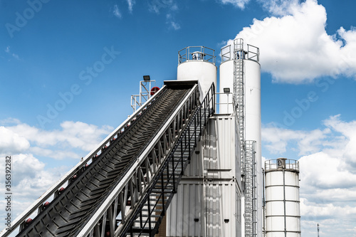 Obraz na płótnie belt conveyor - transport of raw material on the production line - clean factory w salonie