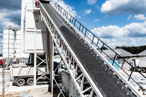 Obraz na płótnie belt conveyor - transport of raw material on the production line - clean factory w salonie