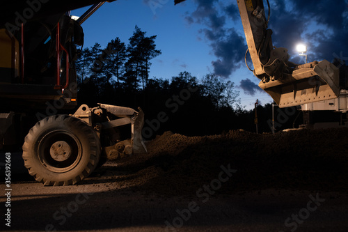 Obraz na płótnie road construction - night shift - night work w salonie