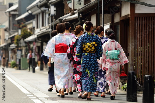 日本の下町の街並み、美しい浴衣の女性たち