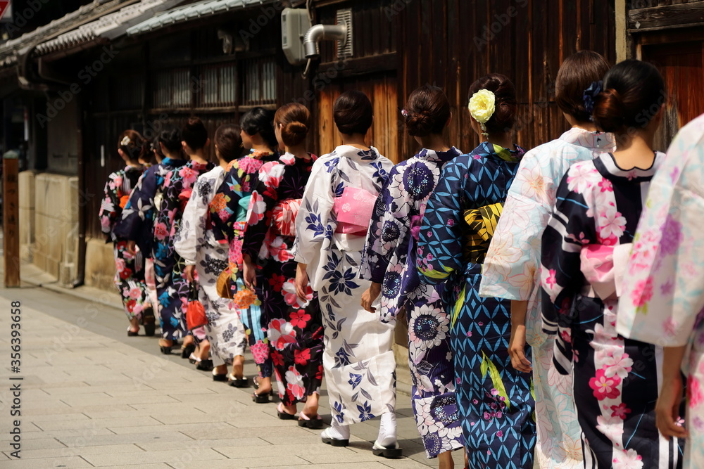 日本の下町の街並み、美しい浴衣の女性たち