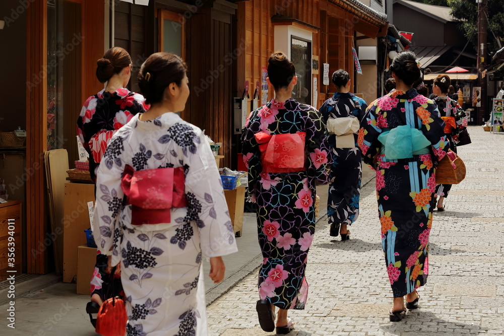 日本の下町の街並み、美しい浴衣の女性たち