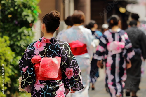 日本の下町の街並み、美しい浴衣の女性たち