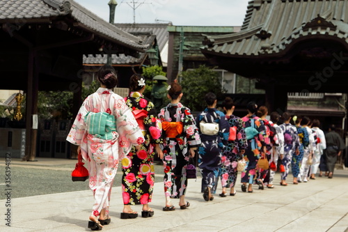 日本の神社、美しい浴衣の女性たち