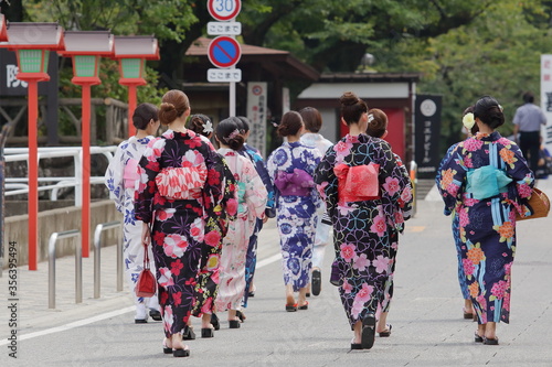 日本の美しい浴衣の女性たち