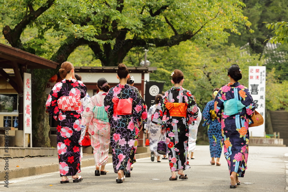 日本の美しい浴衣の女性たち 日本の美しい浴衣の女性たち