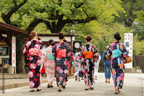 日本の美しい浴衣の女性たち