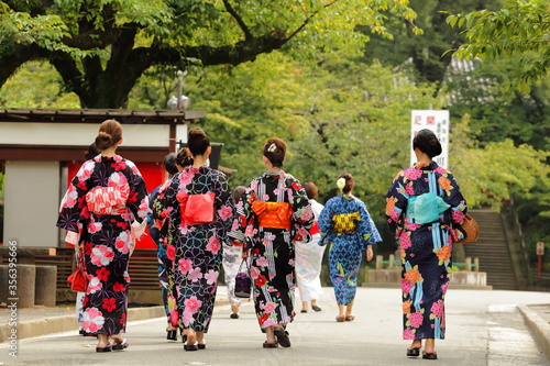 日本の美しい浴衣の女性たち