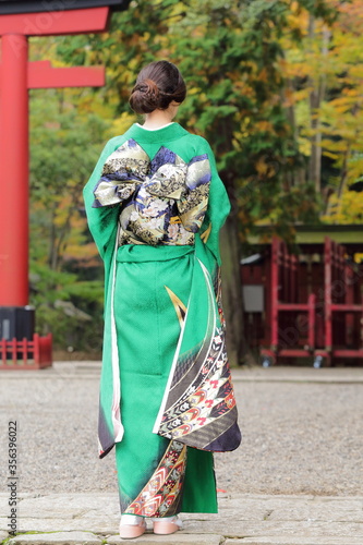 日本の美しい着物の後ろ姿