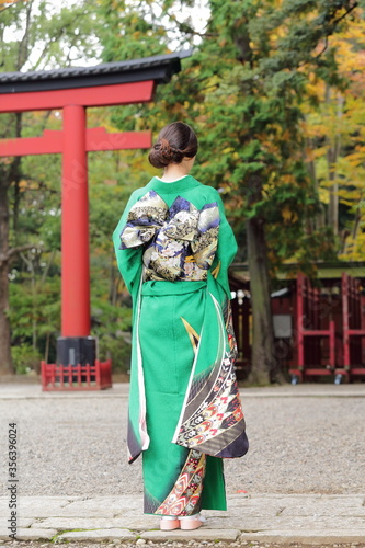 日本の美しい着物の後ろ姿 © Takeru
