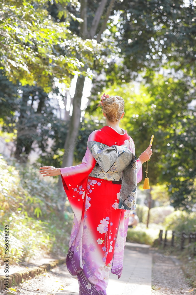 日本の美しい着物の後ろ姿