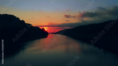 美しい自然が育んだ幻想的な夕焼けを空撮（アングル２）