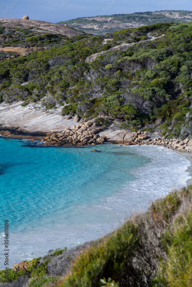 Obraz premium The azure waters and surf of Esperance, Western Australia
