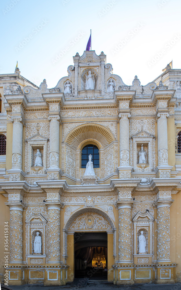 Fototapeta premium facade of an old church in Antigua, Guatemala