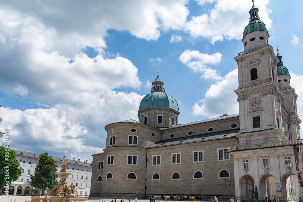 Der Dom zu Salzburg am Residenzplatz im Zentrum der Altstadt von Salzburg