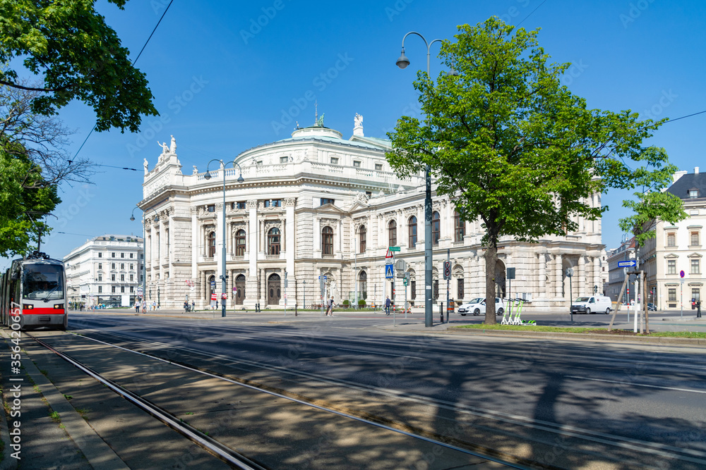 Burgtheater an der Ringstrasse in Wien mit einer Strassenbahn