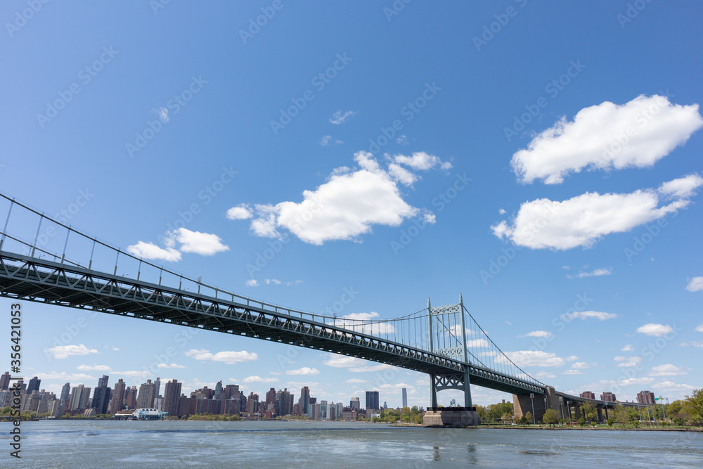 Naklejka premium Triborough Bridge łączący Astoria Queens New York z Wards i Randall's Island nad East River z Manhattan Skyline
