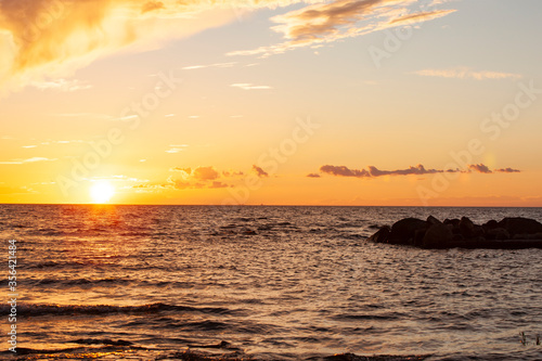 Schöner Sonnenuntergang am Meer