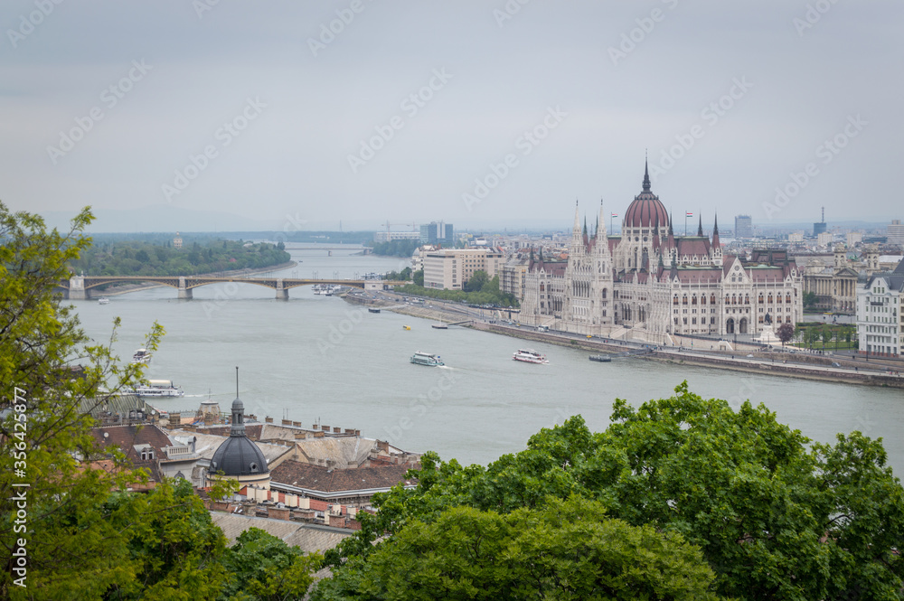 Vistas desde Budapest. Puente, río danubio, parlamento y árboles. Paisaje urbano.