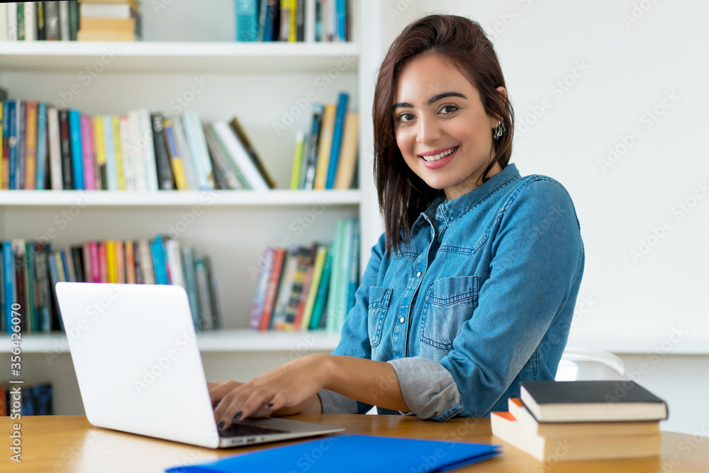 Schöne Studentin zuhause am Computer beim Lernen Schöne Studentin zuhause am Computer beim Lernen