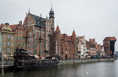 Barco en Gdansk, Polonia. Fotografía urbana nocturna de paisaje urbano. Río y edificios.