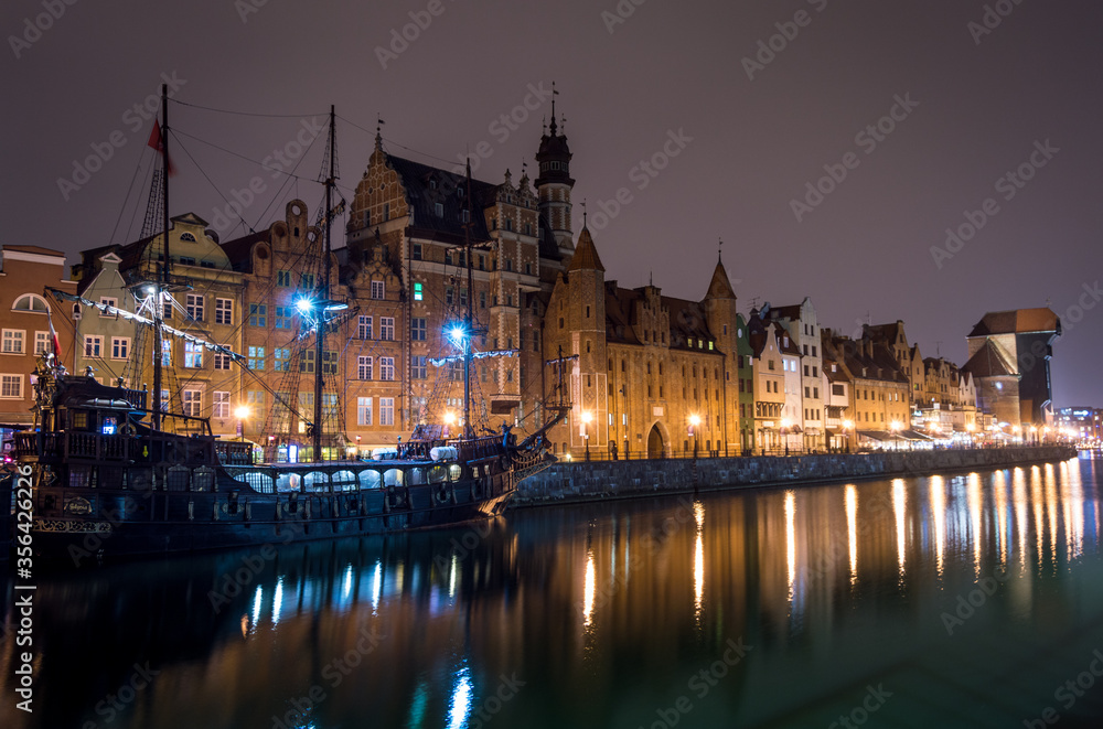 Barco en Gdansk, Polonia. Fotografía urbana nocturna de paisaje urbano. Río y edificios.