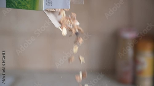 Céréales tombent en slow motion photo