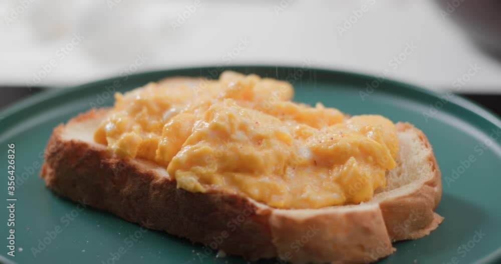 Seasoning scrambled eggs on toast Seasoning scrambled eggs on toast
