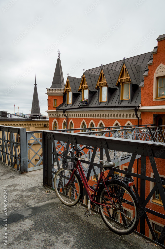 Bicicleta y casa de colores en Copenhague, Dinamarca.