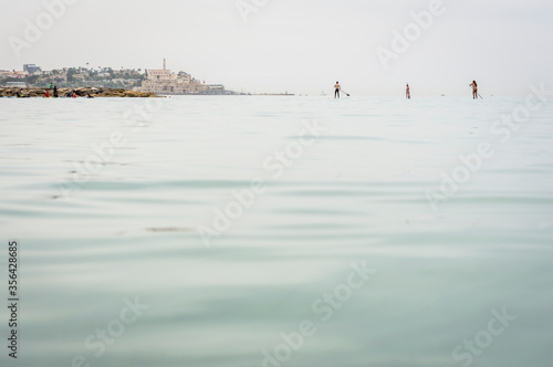 Paddle surf en la playa de Tel-Aviv, Israel. Foto desde el agua y con la ciudad de fondo.