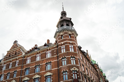 Arquitectura en Copenhague, Dinamarca. Edificio de ladrillos rojos en un cielo con nubes.
