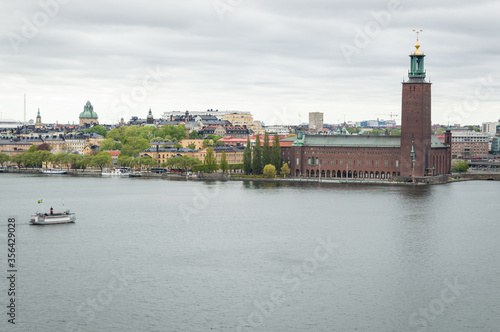 Paisaje urbano de la ciudad de Estocolmo, Suecia. Barco navegando por el río.