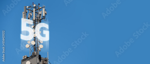Fotografering 5G network transmitters on the roof of a skyscraper