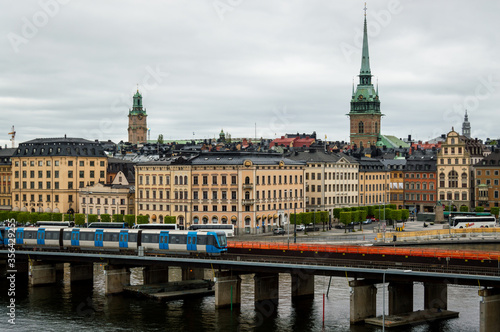 Trenes en la ciudad de Estocolmo, Suecia.  Paisaje urbano.