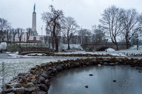 Plaza en la ciudad de Riga, Latvia. Lago congelado y paisaje invernal.