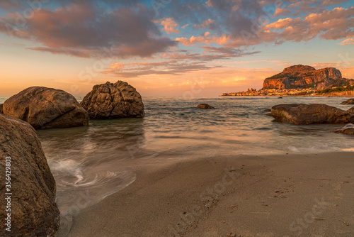 La spiaggia di Cefalù con la cittadina sullo sfondo al crepuscolo, Sicilia