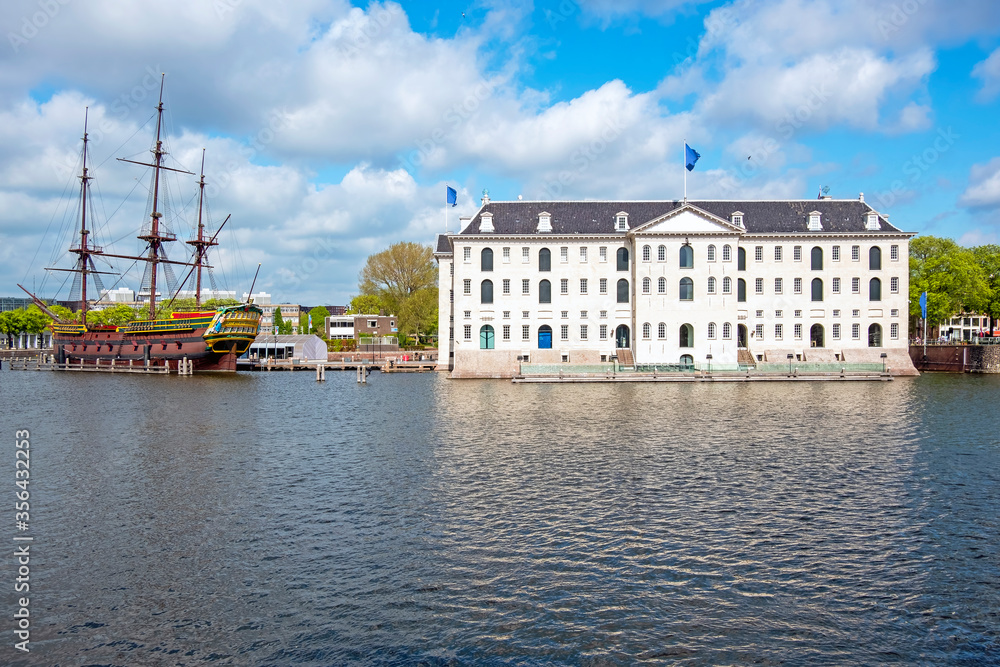 Obraz premium City scenic from Amsterdam harbor in the Netherlands